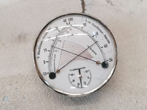 Parameter wie Raumtemperatur, Oberflächentemperatur und Taupunkt werden überwacht und dokumentiert