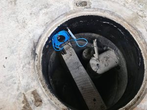 Sanierung der Fugen an den Ringen im Ölabscheider; Messsonden sind installiert