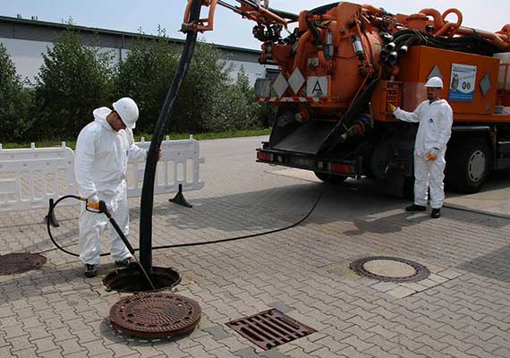 Team und Saugwagen leeren Ölabscheider