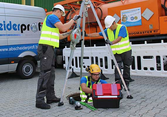 Monteuer mit Dreibein an Ölabscheider