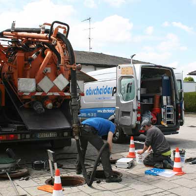 Monteuere am Ölabscheider