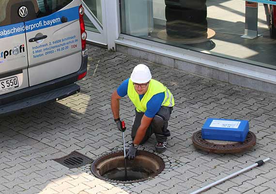 Monteur bei Wartung eines Ölabscheiders